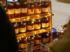 Rynek miodu w Polsce i UE pod presją importu. Eksperci wskazują na potrzebę dialogu branżowego i rozwoju krajowej produkcji