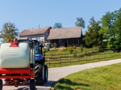 Policja ostrzega rolników. Za brudną jezdnię można zapłacić nawet 1500 zł