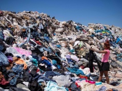 Góra wstydu z ubrań. "Firmy odzieżowe robią ze świata śmietnisko"