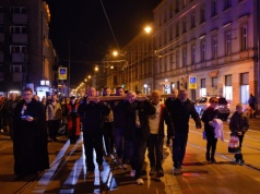 Droga Krzyżowa przeszła ulicami Kazimierza. Wierni modlili się za Polskę i pokój na świecie (Galeria)