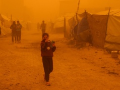 Całe niebo zrobiło się pomarańczowe. Ludzie ratowali swój dobytek