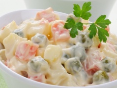 Co zrobić, żeby sałatka jarzynowa nie skwaśniała? Doświadczone gospodynie stosują zasadę OW