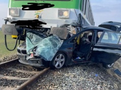 Kierujący BMW wjechał pod szynobus. Zginęła pasażerka