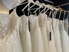 Francuska koronka i chokery najmodniejsze w modzie ślubnej