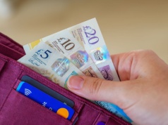 Terminy kwietniowych wypłat Universal Credit i emerytur