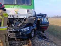 Osobówka zmiażdżona przez pociąg. Kobieta nie miała szans