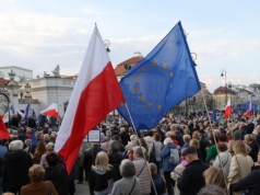 Tłumy przed Pałacem Prezydenckim. "Chcemy być SAFE"