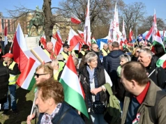 Polskie flagi na ulicach Budapesztu. Tusk zamieścił węgierskie przysłowie