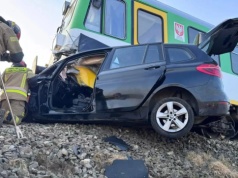 Tragedia na torach. Pasażerka auta nie przeżyła zderzenia z pociągiem. ZOBACZ ZDJĘCIA