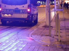 Wypadek w Poznaniu. Samochód uderzył w przystanek. Jedna osoba ciężko ranna