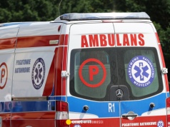 Samochód wjechał w przystanek tramwajowy w Poznaniu. 25‑latka walczy o życie