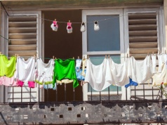 Polacy nagminnie popełniają ten błąd na balkonie. Mandat nawet 500 zł