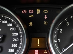 Co oznaczają kontrolki w twoim samochodzie? 15 pytań do kierowców