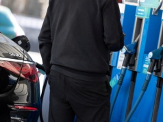 Drożyzna na stacjach. Politycy grożą koncernom paliwowym. "Nie do przyjęcia"