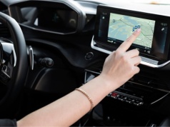 Ten gadżet w aucie pomaga uniknąć stresu w trasie. Kierowcy chętnie po niego sięgają