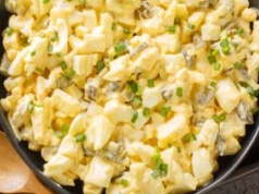 Na Wielkanoc nawet miednica tej sałatki to byłoby mało. Goście tak wyrywają sobie salaterkę z rąk