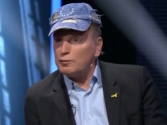 Przyszedł do TVP w sfatygowanej czapce z gwiazdkami UE. Tomasz Lis wywołał burzę swoim wyglądem