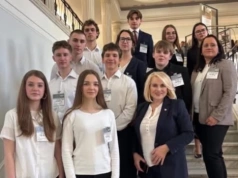 Ze szkolnych klas do Sejmu. Uczniowie z Jeleniej Góry promują edukację polityczną młodzieży