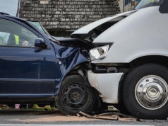 Szajka oszustów wyłudziła miliony z ubezpieczeń dzięki AI na fikcyjne stłuczki