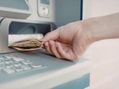 Skarbówce zapali się czerwone światło, jeśli wpłacisz tyle w bankomacie. Jest też limit wypłaty