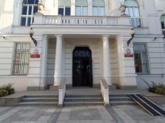 Miały być na studniówkę, trafiły do jej kieszeni? Skarbniczka balu studniówkowego z aktem oskarżenia