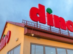 "Skandal w Dino". Pokazała posłowi trudne warunki pracy. Zwolnili ją