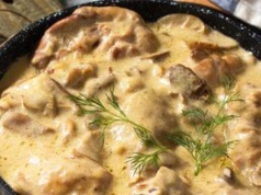 Wrzucam wszystko do garnka. Po chwili mam obłędnie kremowy gulasz