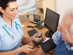 NHS zaoszczędziło ponad 14 mld funtów na zatrudnianiu imigrantów