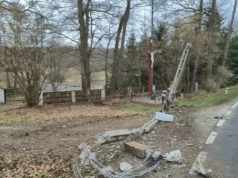 Mercedes staranował słup energetyczny w Rokitkach