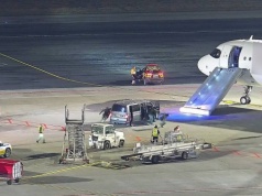 Uderzył członka załogi i otworzył drzwi. Szokujące sceny w samolocie do Warszawy