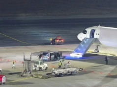 Agresywny pasażer w samolocie do Warszawy. „Nagle otworzyły się drzwi”