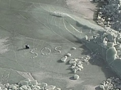 Lód na Bałtyku załamał się pod namiotem. Turystów uratował wielki napis SOS