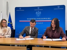 Podpisali umowę dotyczącą nowego placu zabaw