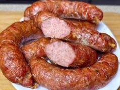 Domowa kiełbasa z piekarnika. Połącz 2 rodzaje mięs i aromatyczne przyprawy