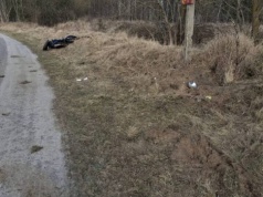 Kierujący motocyklem na łuku drogi uderzył w słup. W stanie ciężkim trafił do szpitala śmigłowcem LPR