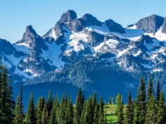 Jak się ubrać w góry? Przewodnik po odzieży termoaktywnej i termicznej