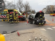 Ambulans na sygnałach zderzył się z autem osobowym. Jedna osoba w szpitalu