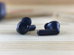 Jak czyścić słuchawki douszne, by ich nie uszkodzić. Eksperci ostrzegają przed tym błędem