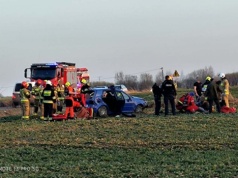 Pędził volkswagenem po pijanemu, auto dachowało. Trzy osoby zostały ranne
