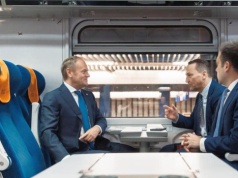 Tusk chce "ukraść" sztandarowy pomysł prawicy. Pociągi zawiozą go do władzy