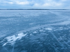 Największe jezioro w Polsce jest całe w pęknięciach. Ratownicy ostrzegają