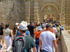 Polacy nagle zmieniają plany wyjazdowe. Zyskuje najgorętszy kraj Europy