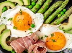 Szparagi zawsze warto jeść z jajkami. Będą jeszcze zdrowsze