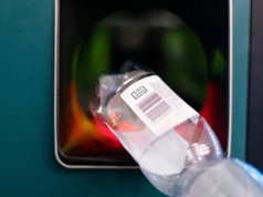 Tyle zarabia na butelkach kaucyjnych w jeden dzień. „Dużo ludzi wyrzuca pieniądze do śmieci”