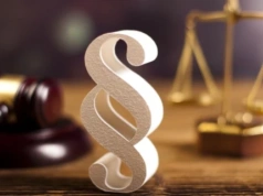 Groził synowi i ruszył z nożem na policjantów