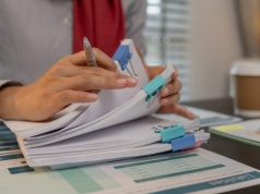 Nowe przepisy dla milionów pracowników. Można zyskać dłuższy urlop i dodatki