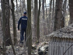 Zamieszkał w leśnej ziemiance. "Sporadycznie" z niej wychodził