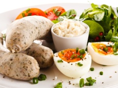 Polacy zajadają się nią na Wielkanoc. Oto co naprawdę kryje się w białej kiełbasie