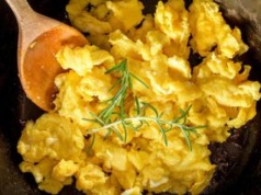 Wlewam na patelnię, zanim wbiję jajka. To sposób na puszystą jajecznicę, która wychodzi za każdym razem