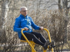 Senator Kwiatkowski na siłowni pod chmurką. "Gubię zimowe kilogramy"